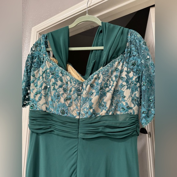 Off-shoulder dress with sleeves - Picture 4 of 5